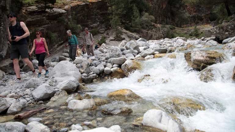 Κρήτη: «Φούσκωσε» ο χείμαρρος στη Σαμαριά και εγκλώβισε τους τουρίστες